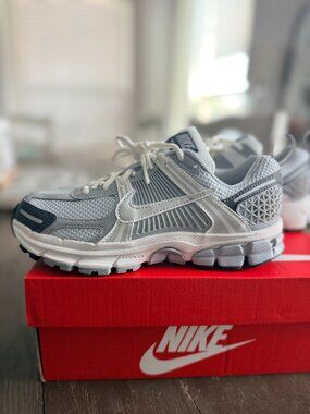 Nike Kids Air Zoom Vomero 5 – Photon Dust/Metallic Silver, Size 3Y
